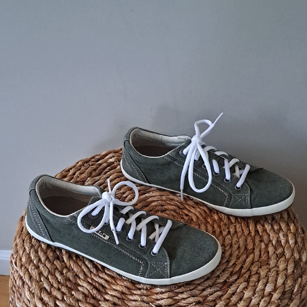 Casual Women's Olive Green Lace-Up Sneakers